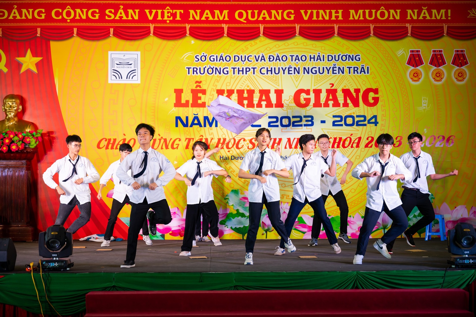 Nhấn để phóng to
